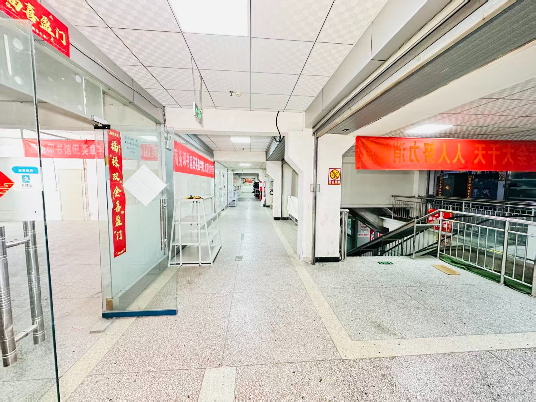 西二街引入人工智能技术应用场景，推动AI与商业、零售、电商、企业服务等领域融合发展。