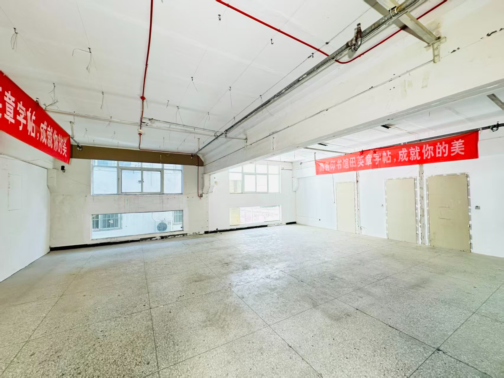 西二街重点吸引人工智能应用、数字经济、电商直播、智能制造服务、软件开发、科技创新企业及创业团队入驻